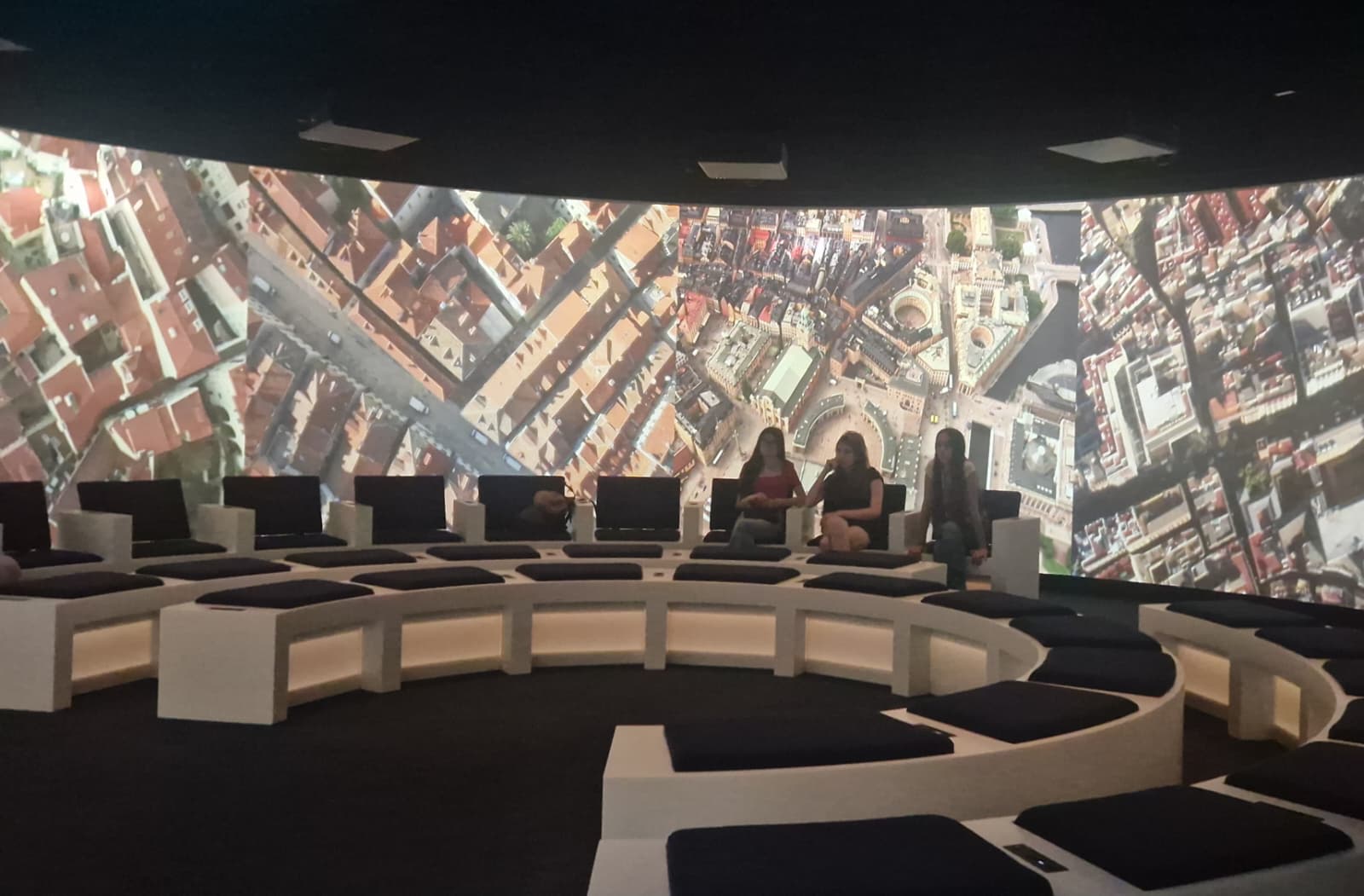 Schülerinnen und Schüler im 360-Grad-Kino des Europa Experience mit Luftbild einer europäischen Stadt