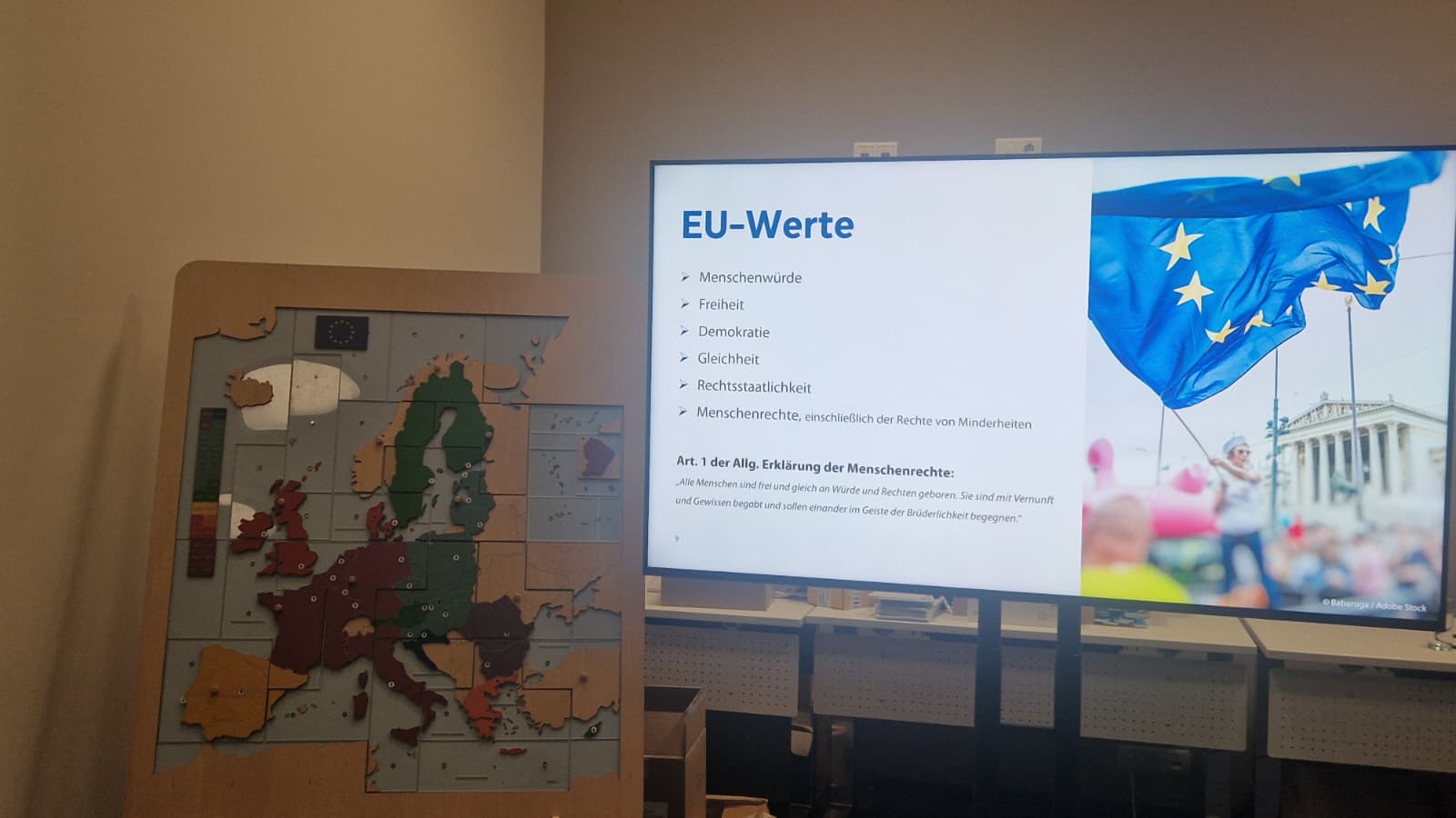 Bildschirm mit den EU-Werten Menschenwürde, Freiheit, Demokratie, Gleichheit, Rechtsstaatlichkeit und Menschenrechte