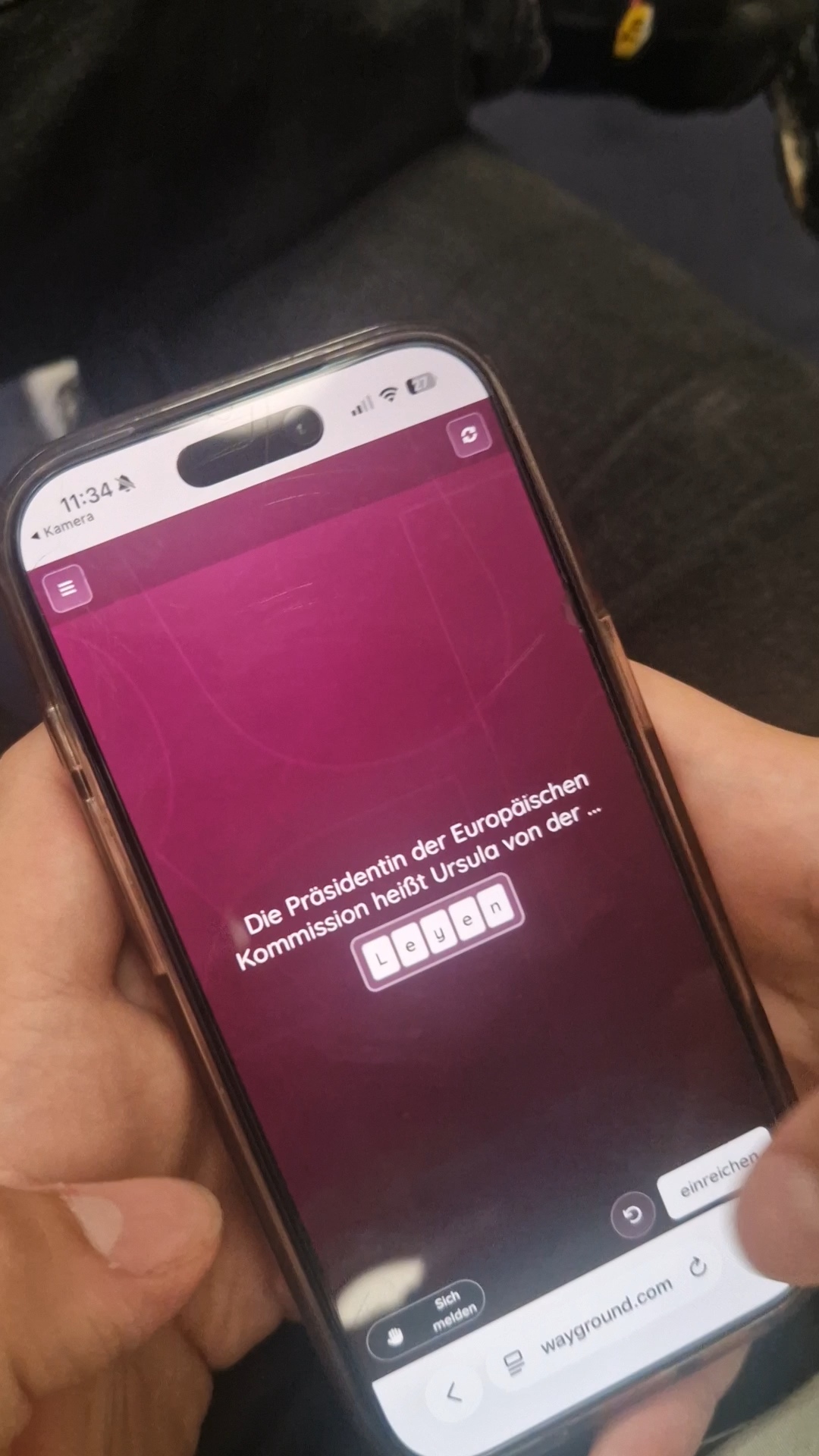 Schüler löst ein interaktives EU-Quiz am Smartphone
