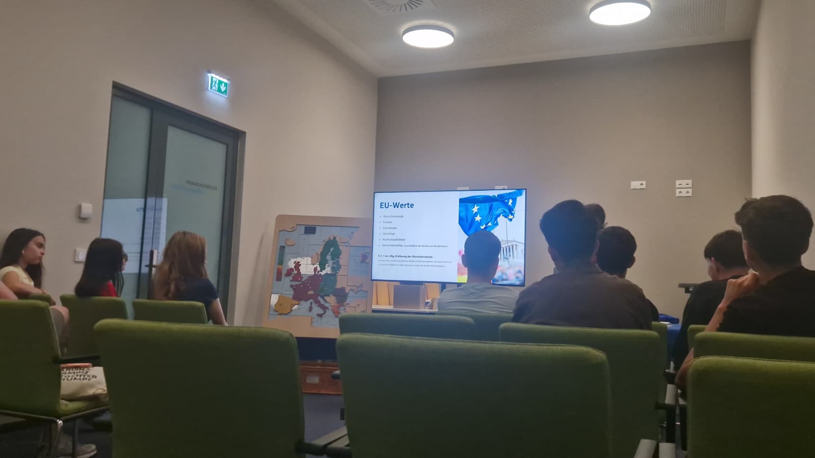 PTS-Schülerinnen und -Schüler beim EU-Workshop vor einem Bildschirm mit den EU-Werten