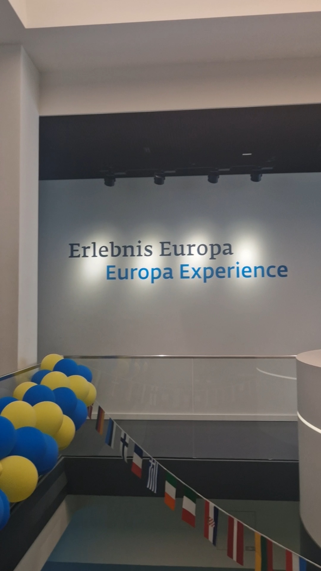 Innenbereich des Europa Experience mit blau-gelben Ballons und EU-Flaggen