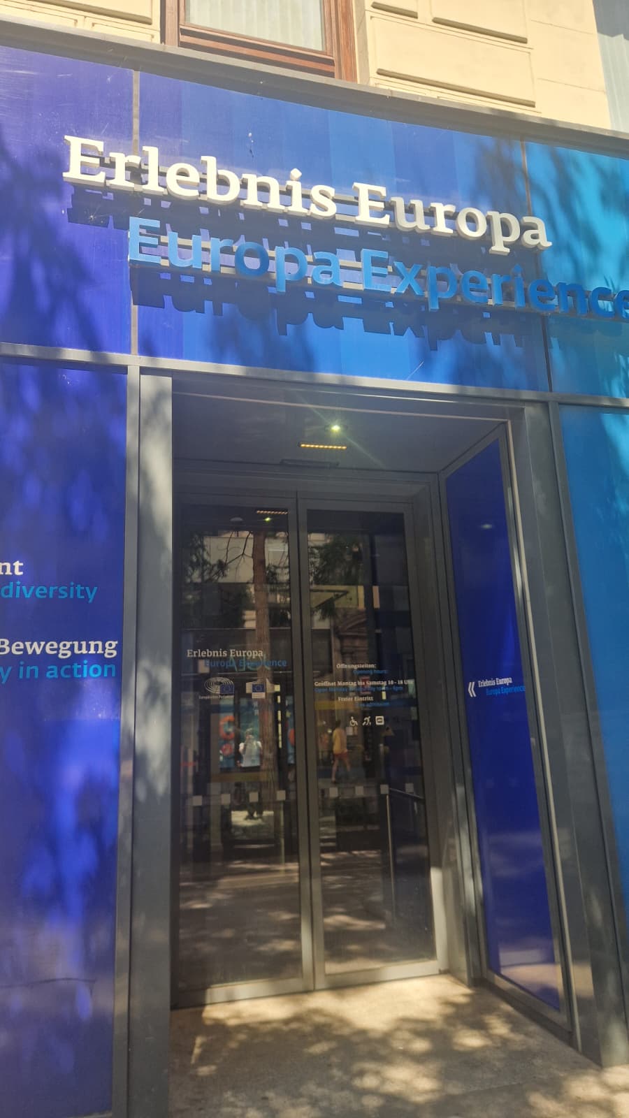 Eingang des Europa Experience in Wien mit Hinweis auf freien Eintritt und Öffnungszeiten