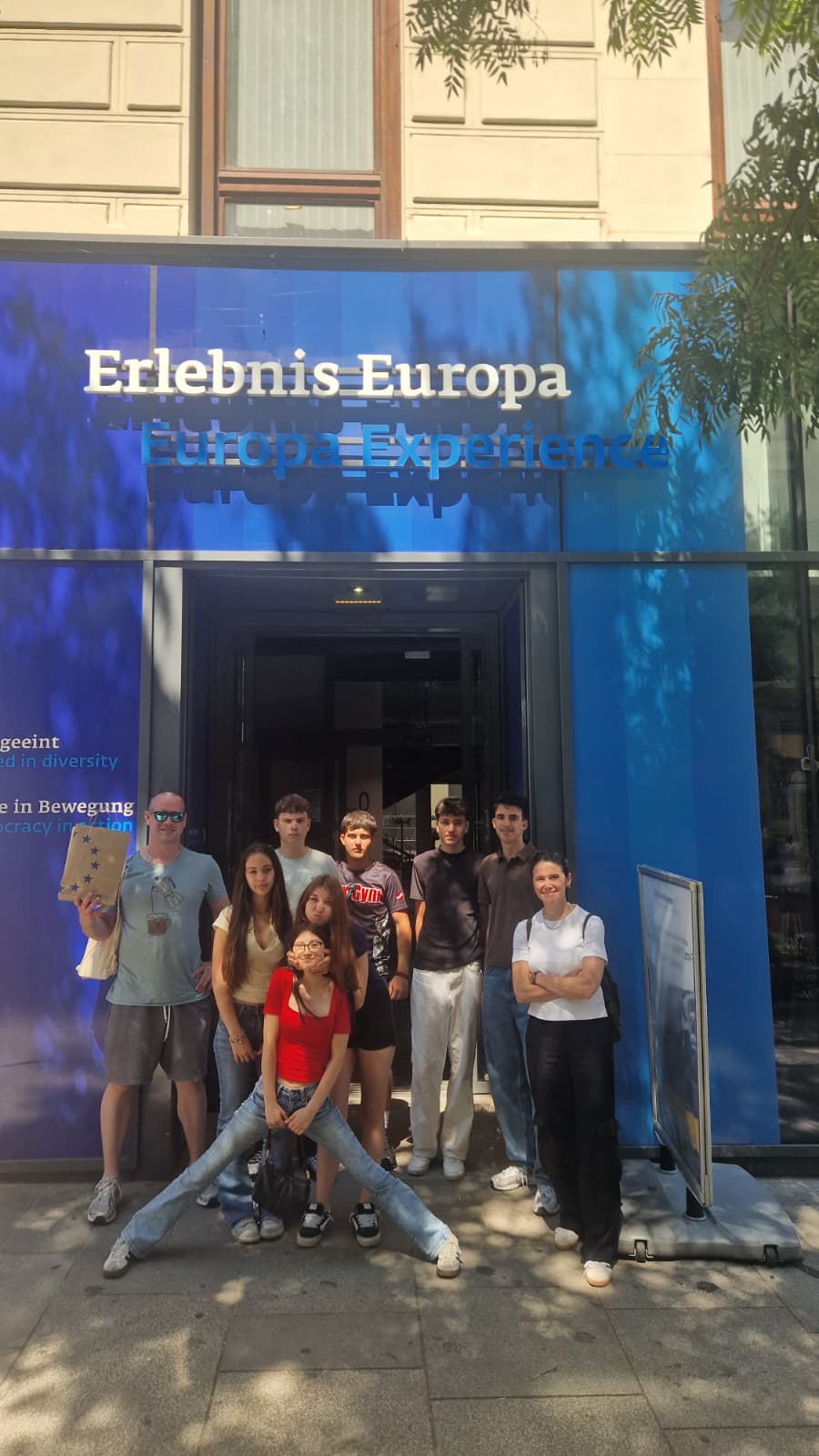 Schülerinnen und Schüler des Fachbereichs Handel-Büro der PTS Ebreichsdorf vor dem Eingang des Europa Experience in Wien
