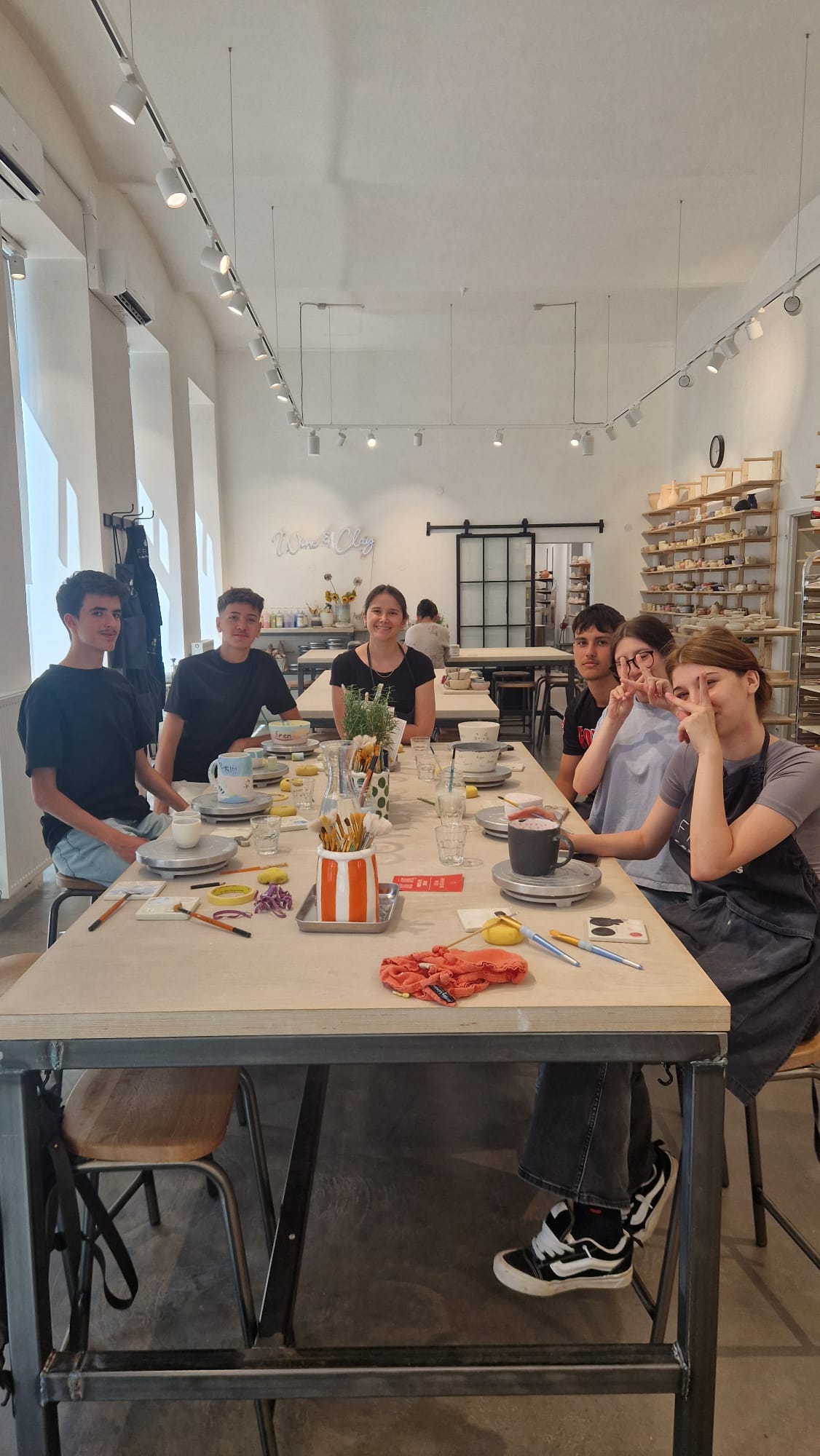 Schülerinnen und Schüler des Fachbereichs Handel und Büro der PTS Ebreichsdorf bemalen Keramik im Studio von Fresh Ceramics in Wien