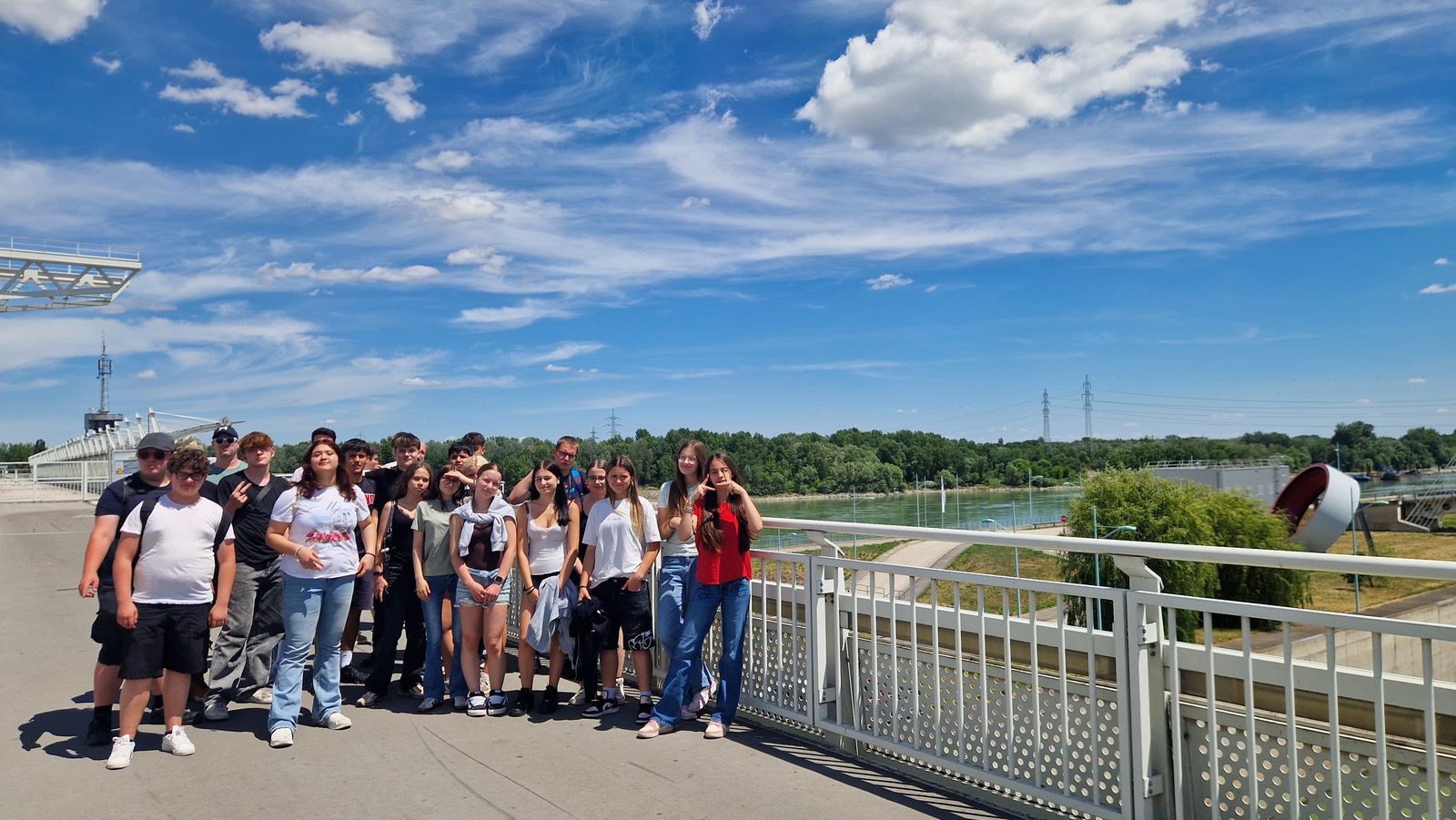 Gruppenfoto der PTS Ebreichsdorf auf der Wehrbrücke über der Donau beim Kraftwerk Freudenau