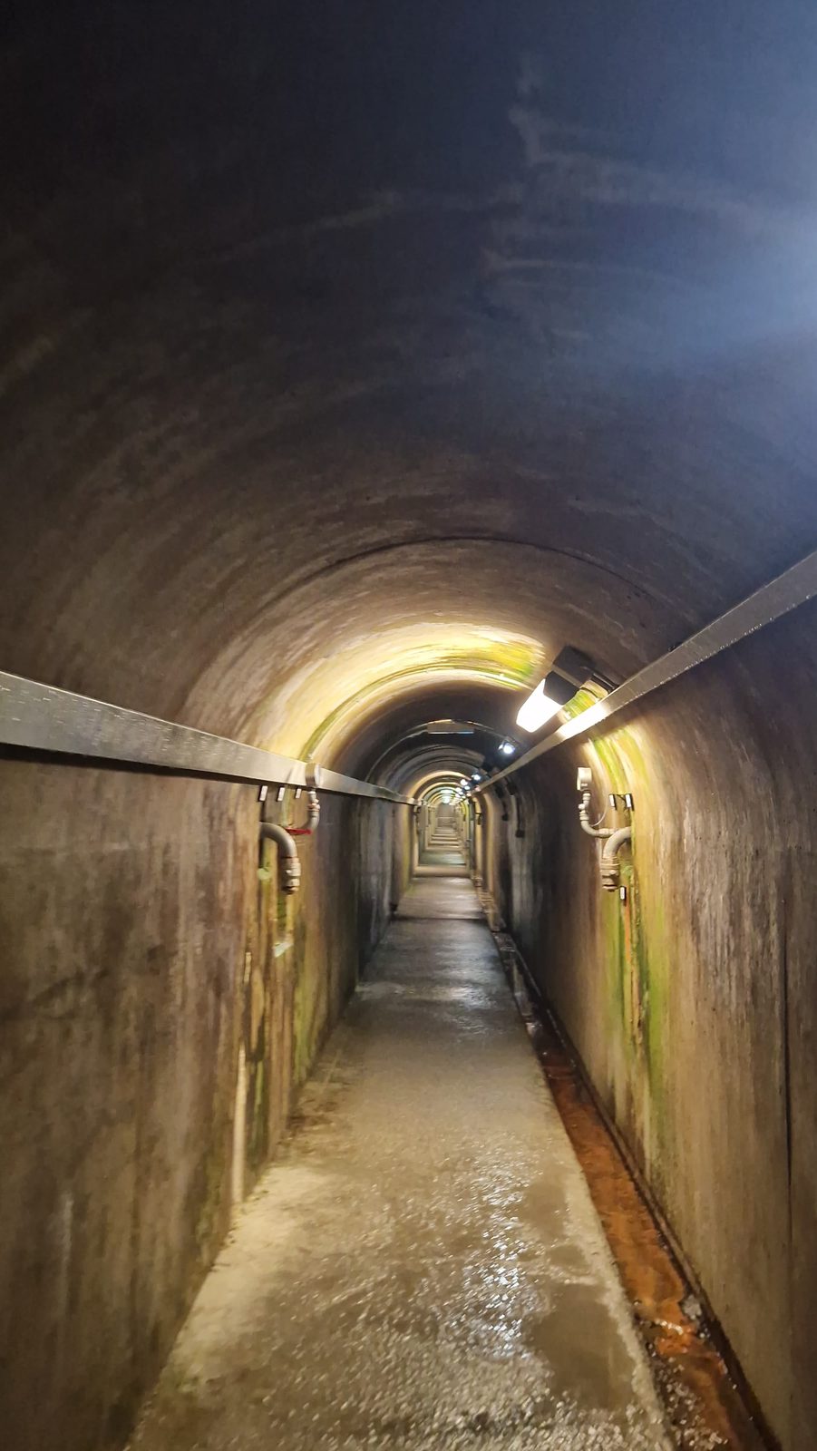Langer, beleuchteter Betontunnel unter der Donau im Kraftwerk Freudenau