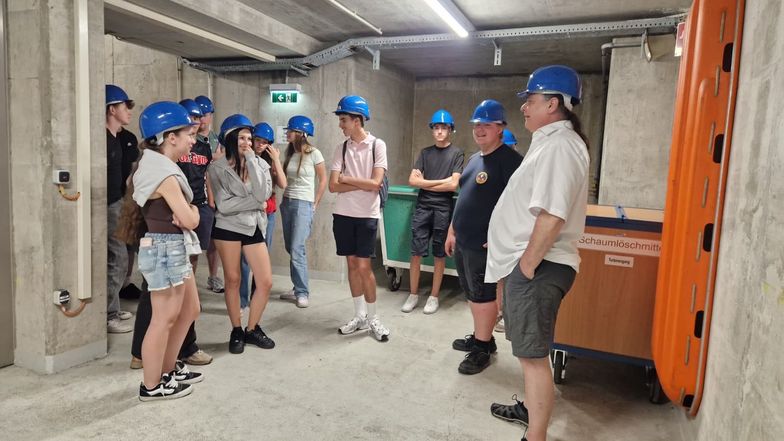 Die Gruppe der PTS Ebreichsdorf lauscht im Turbinengang den Erklärungen des VERBUND-Guides