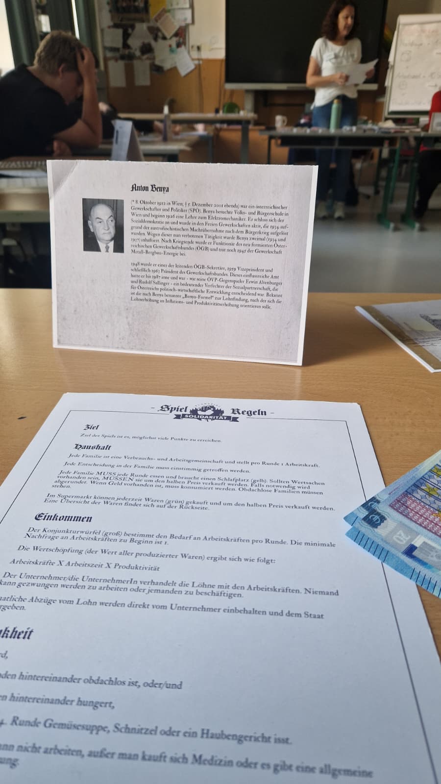Schüler heftet beim Planspiel Sozialstaat die Karten Wohnbausteuer und Arbeitersteuer an die Pinnwand
