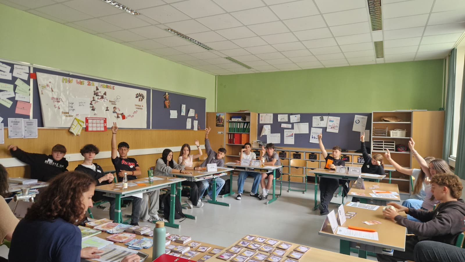 Schüler:innen der PTS Ebreichsdorf melden sich beim Planspiel Sozialstaat zur Abstimmung