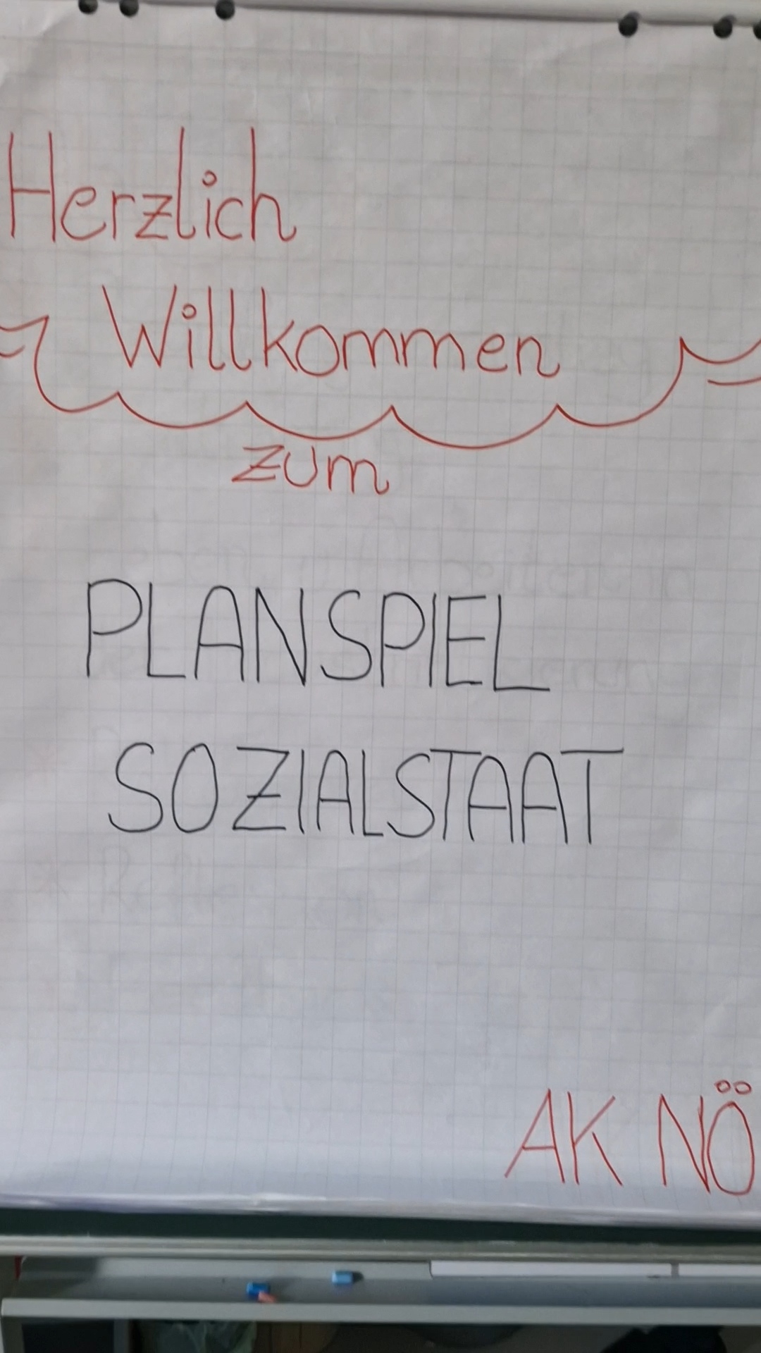 Schüler betrachtet die Tafel mit Karten zu Sozialversicherung und Sozialgesetzen beim Planspiel Sozialstaat