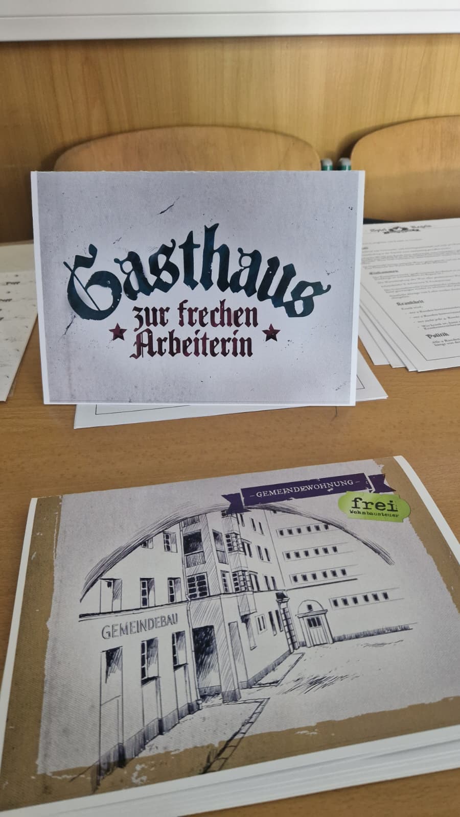Spielkarten Gasthaus zur frechen Arbeiterin und eine Zeichnung eines Gemeindebaus