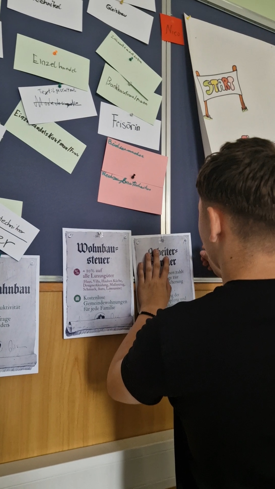 Spielregeln Solidarität, eine Infokarte über Gewerkschafter Anton Benya und Spielgeld auf einem Tisch