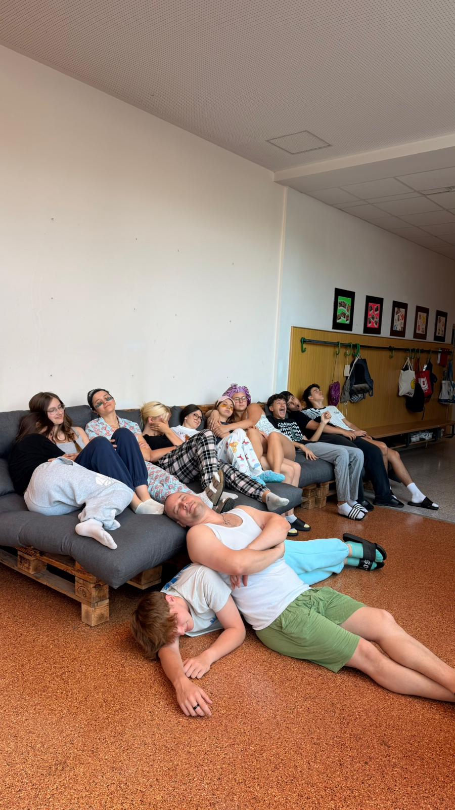 Schülerinnen und Schüler in bequemer Kleidung lachen gemeinsam beim Pyjama-Tag