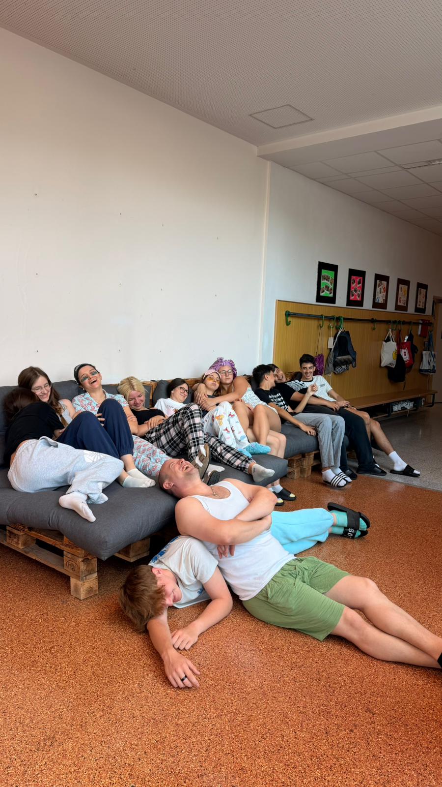 Schülerinnen und Schüler der PTS Ebreichsdorf im Pyjama auf einer gemütlichen Couch beim Pyjama-Tag