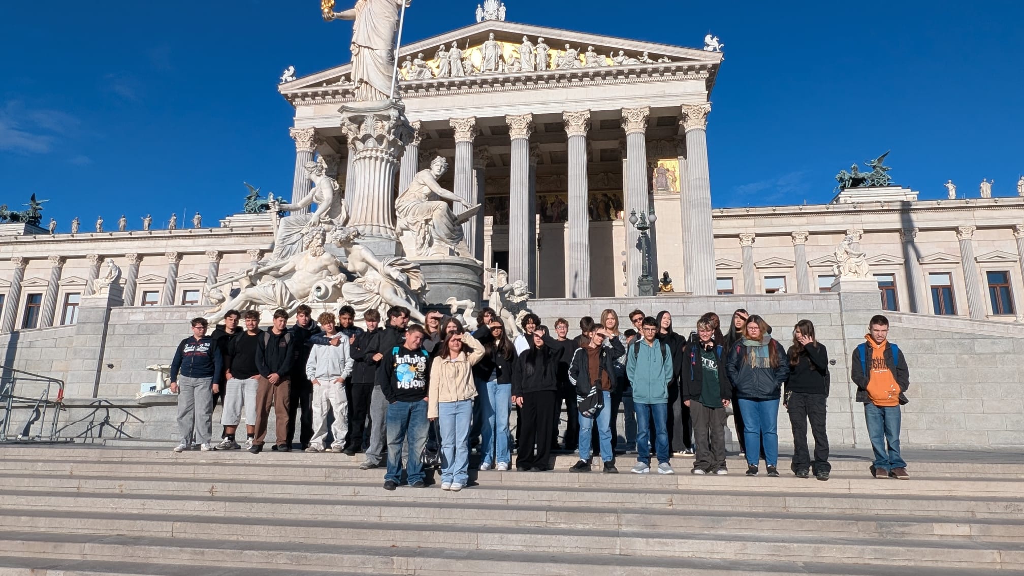 Schülerinnen und Schüler der PTS Ebreichsdorf vor dem österreichischen Parlament