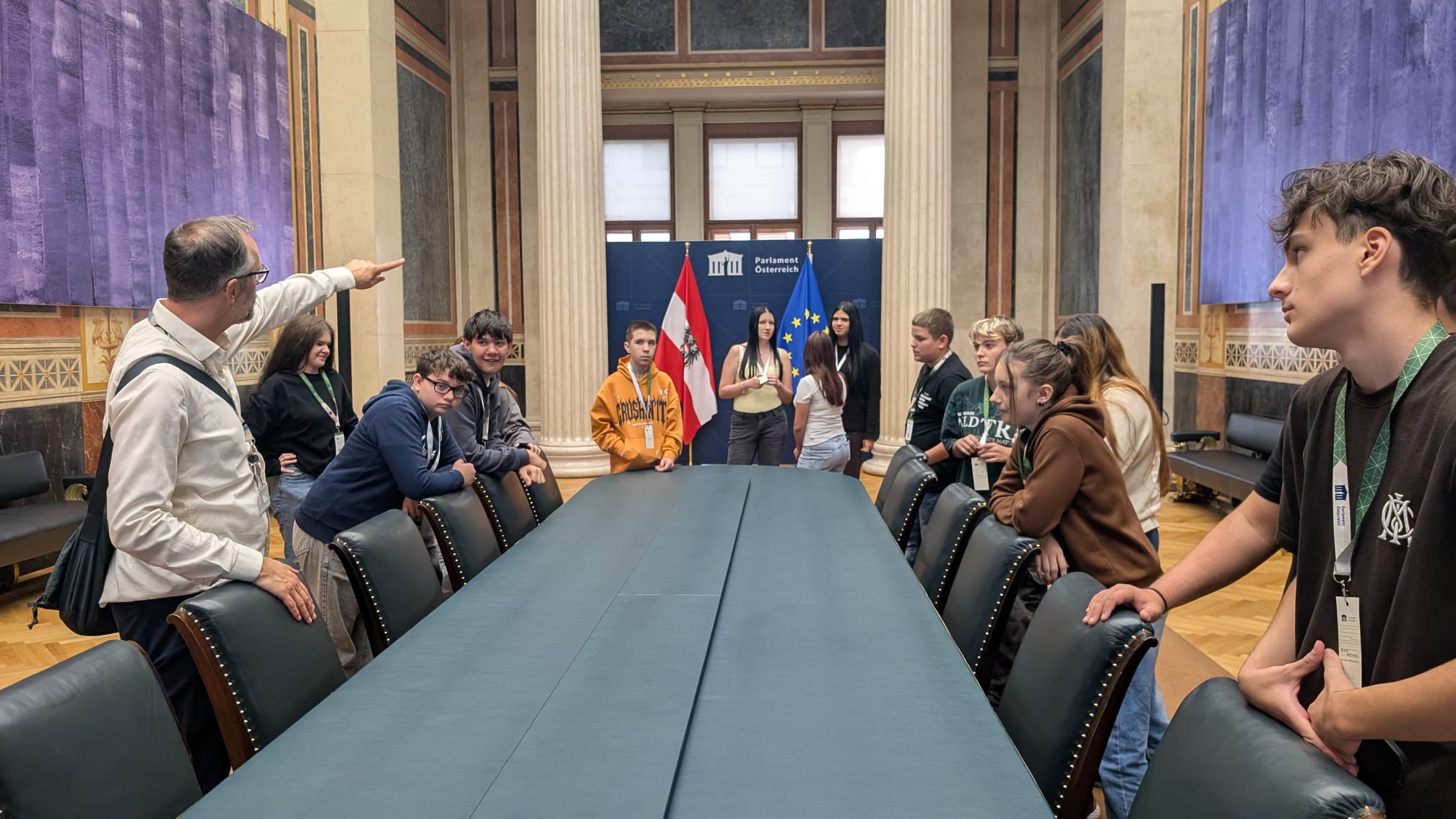 Führung durch das Parlament mit Österreich- und EU-Flagge im Hintergrund