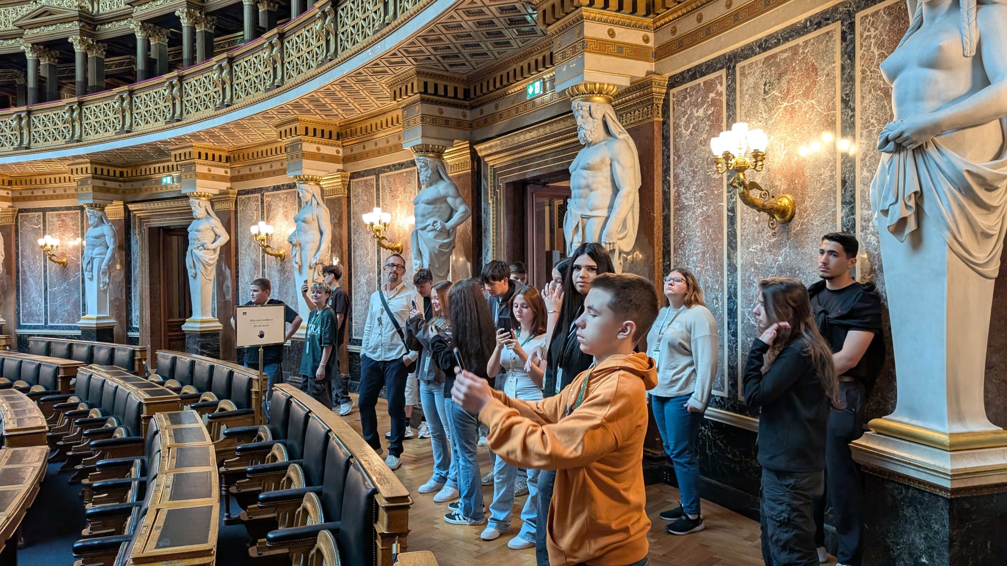 Besuch im historischen Sitzungssaal des Parlaments