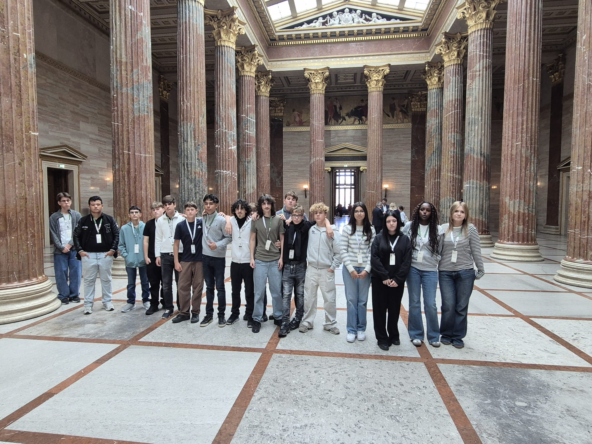 Gruppenfoto in der Säulenhalle des Parlaments
