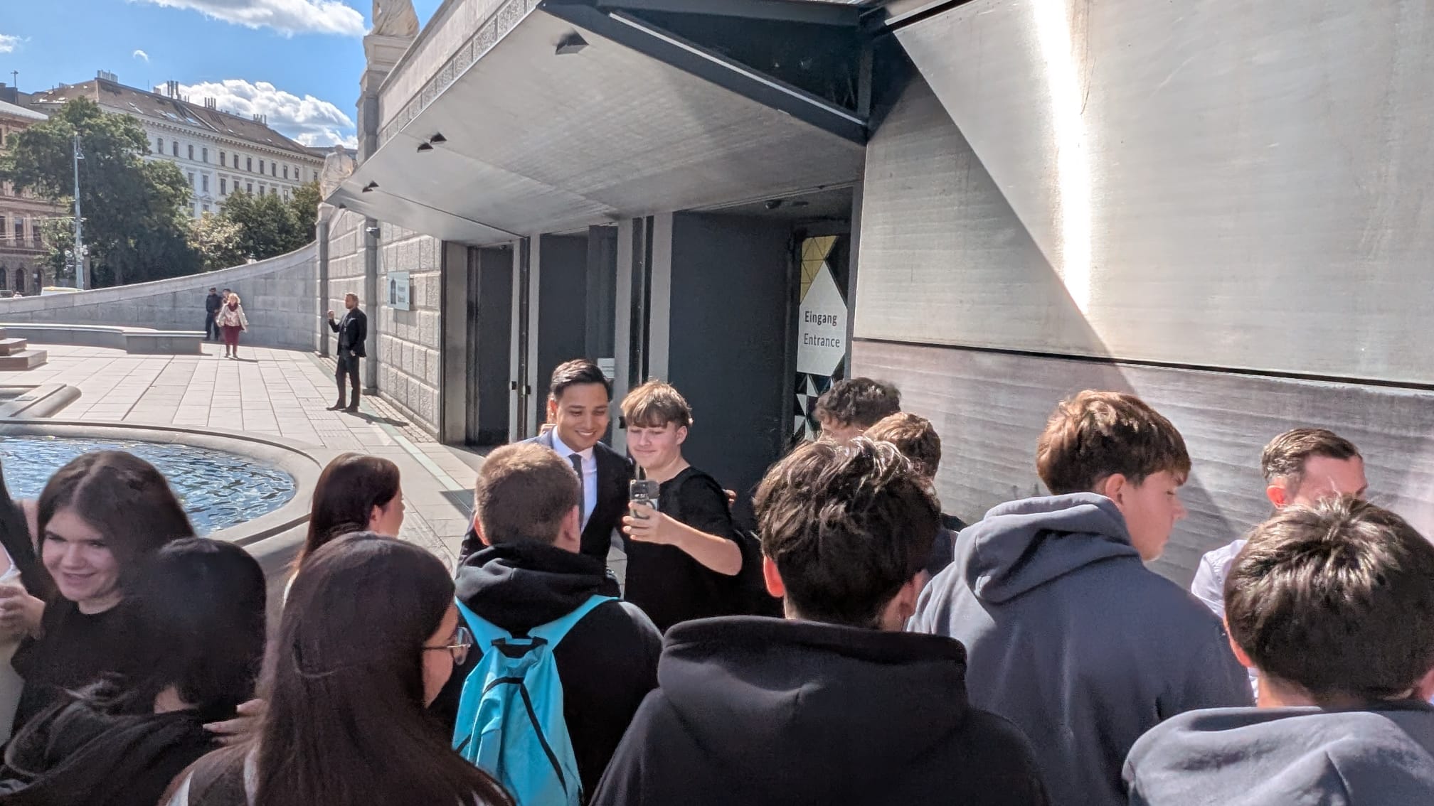 Nationalratsabgeordneter Yannick Shetty im Gespräch mit Schülern vor dem Parlament